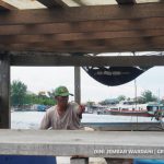 Sampah plastik di Pulau Harapan kini bisa masyarakat manfaatkan sebagai bahan bakar minyak (BBM) untuk kapal nelayan. Foto: Dini Jembar Wardani