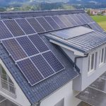 ICEL menilai revisi aturan PLTS atap masih jauh untuk mendukung percepatan pengembangan energi terbarukan. Foto: Freepik