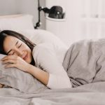 Kenali manfaat mematikan lampu saat tidur. Foto: Freepik