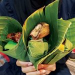 Warga Siba Klasik membagikan takjil ramah lingkungan (eco takjil). Foto: Ecoton