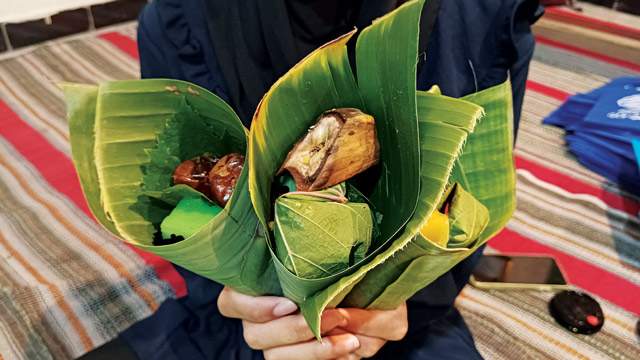 Warga Siba Klasik membagikan takjil ramah lingkungan (eco takjil). Foto: Ecoton