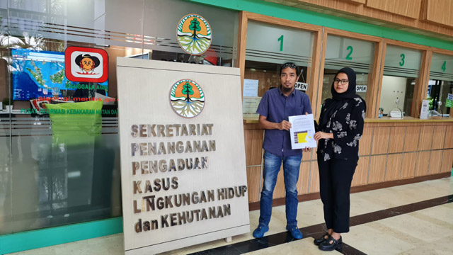 Jikalahari dan ICEL melaporkan APP Group terkait dugaan menampung kayu alam ilegal. Foto: Jikalahari