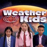 Meteorolog cilik menyiarkan dampak perubahan Iklim di Weather Kids. Foto: UNDP