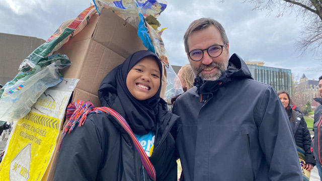 Menteri Lingkungan Kanada, Steven Guilbeault berjanji akan membalas surat Aeshnina Azzahra Aqilani soal sampah impor. Foto: Ecoton
