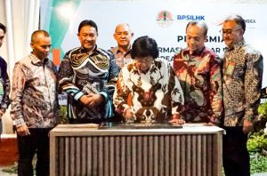 Menteri LHK Siti Nurbaya meresmikan Pusat Informasi Standar dan Iptek Gambut (PISIG). Foto: KLHK