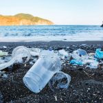 Hari Bumi pada 22 April menjadi peringatan penting bagi masyarakat untuk membebaskan bumi dari sampah plastik. Foto: Freepik