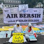 Para aktivis menyampaikan kritikan dan mengungkapkan sejumlah fakta kegagalan program Citarum Harum. Foto: Walhi Jabar