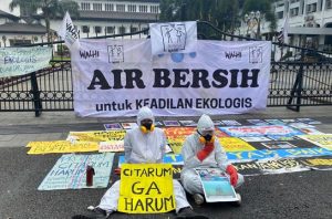 Para aktivis menyampaikan kritikan dan mengungkapkan sejumlah fakta kegagalan program Citarum Harum. Foto: Walhi Jabar