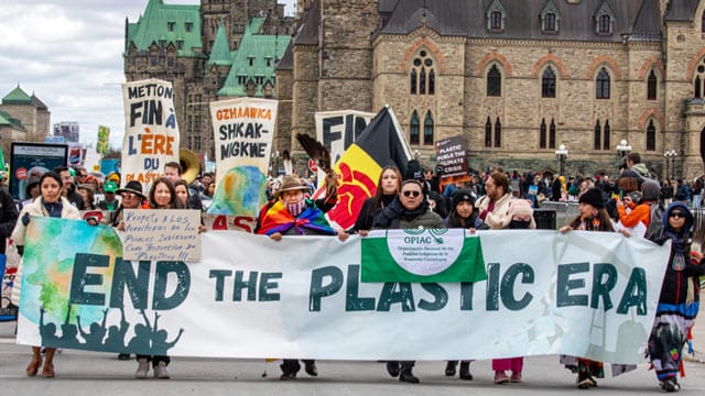 Pengurangan produksi polimer plastik luput dari kesepakatan INC-4. Foto: Greenpeace