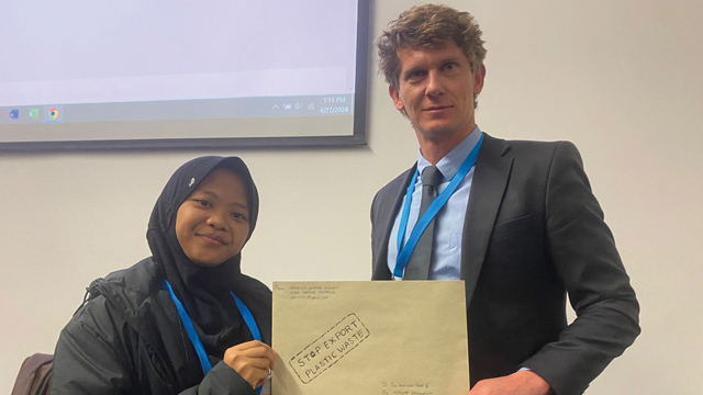 Aktivis cilik asal Gresik Aeshnina Azzahra Aqilani atau Nina meminta Norwegia untuk ikut memulihkan Kali Brantas. Foto: Ecoton