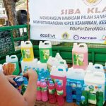 Warga Kampung Siba Klasik memanfaatkan momen Car Free Day (CFD) di Gresik untuk mengampanyekan pengurangan sampah sachet. Foto: Ecoton