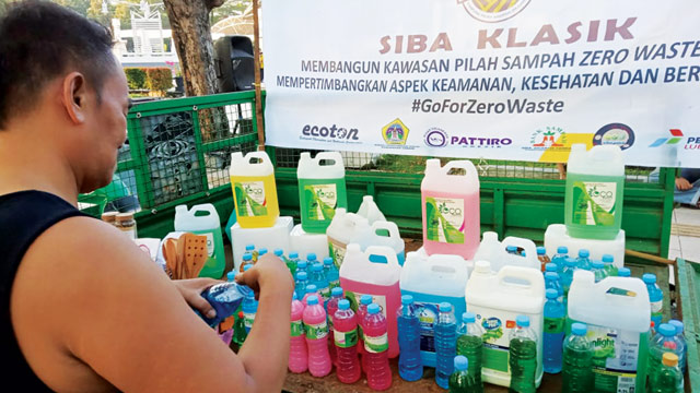 Warga Kampung Siba Klasik memanfaatkan momen Car Free Day (CFD) di Gresik untuk mengampanyekan pengurangan sampah sachet. Foto: Ecoton