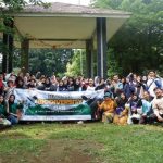 Sejumlah anak muda dari berbagai wilayah mengisi akhir pekannya dengan mendata flora dan fauna di Taman Heulang, Kota Bogor. Foto: Belantara Foundation