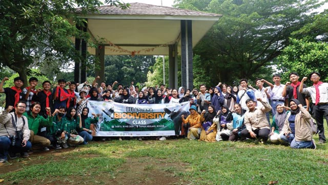 Sejumlah anak muda dari berbagai wilayah mengisi akhir pekannya dengan mendata flora dan fauna di Taman Heulang, Kota Bogor. Foto: Belantara Foundation