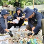 Hasil riset Universitas Indonesia menemukan sampah plastik mencapai 19.466 buah di enam titik lokasi sekitar bantaran sungai. Foto: CSWM UI