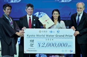 Koordinator Youth Sanitation Concern (YSC), Iffah Rachmi menerima penghargaan Kyoto World Water Grand Prize 2024. Foto: Media Center World Water Forum