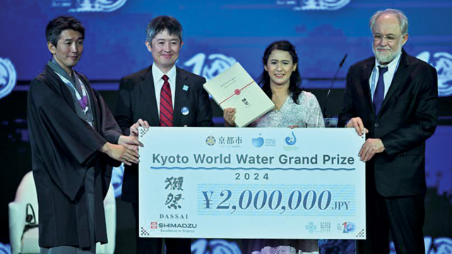 Koordinator Youth Sanitation Concern (YSC), Iffah Rachmi menerima penghargaan Kyoto World Water Grand Prize 2024. Foto: Media Center World Water Forum