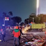 Ratusan personel untuk membersihkan tumpukan sampah usai peringatan Hari Buruh di Jakarta. Foto: DLH DKI Jakarta