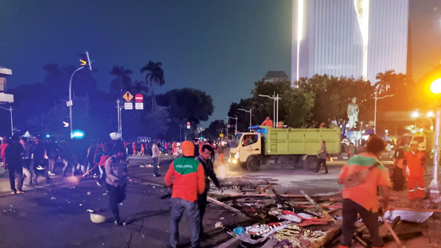 Ratusan personel untuk membersihkan tumpukan sampah usai peringatan Hari Buruh di Jakarta. Foto: DLH DKI Jakarta