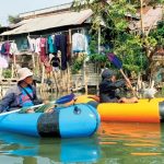 BRUIN melaporkan adanya bangunan ilegal di bantaran kali Surabaya. Foto: BRUIN