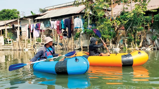 BRUIN melaporkan adanya bangunan ilegal di bantaran kali Surabaya. Foto: BRUIN
