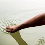 Ilustrasi sumber air warga yang tercemar air lindi. Foto: Freepik