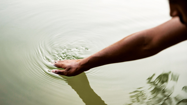 Ilustrasi sumber air warga yang tercemar air lindi. Foto: Freepik