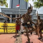 Pejuang lingkungan hidup dari suku Awyu dan suku Moi mendatangi gedung Mahkamah Agung. Foto: Greenpeace Indonesia