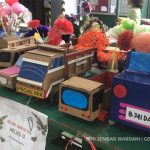 Murid SD Muhammadiyah 2 Jakarta membuat kerajinan tangan dari barang bekas. Foto: Dini J. Wardani