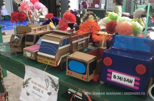 Murid SD Muhammadiyah 2 Jakarta membuat kerajinan tangan dari barang bekas. Foto: Dini J. Wardani