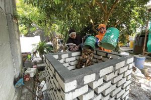 Warga Balongpanggang tengah bersiap mewujudkan kampung bebas sampah. Foto: Ecoton