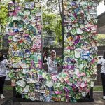 Aktivis Greenpeace mengembalikan ribuan sampah saset ke Unilever. Foto: Greenpeace Indonesia.