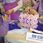 Ibu-Ibu di Bekasi memuat kreasi daur ulang tas dari sampah plastik. Foto: Sobat Bumi