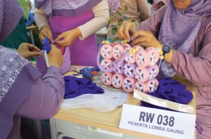 Ibu-Ibu di Bekasi memuat kreasi daur ulang tas dari sampah plastik. Foto: Sobat Bumi