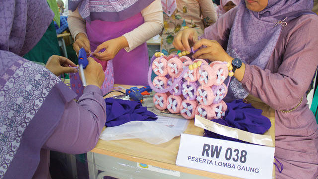 Ibu-Ibu di Bekasi memuat kreasi daur ulang tas dari sampah plastik. Foto: Sobat Bumi