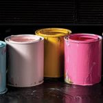 Pekerja pada pabrik cat bertimbal memiliki risiko kesehatan yang tinggi. Foto: Freepik.