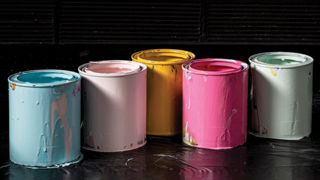 Pekerja pada pabrik cat bertimbal memiliki risiko kesehatan yang tinggi. Foto: Freepik.