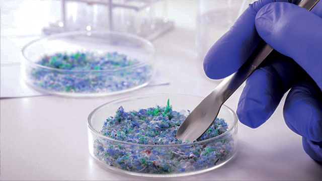 Riset menyebut bahwa warga Indonesia paling banyak mengonsumsi mikroplastik. Foto: Freepik