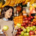 Ilustrasi mengonsumsi buah. Foto: Freepik