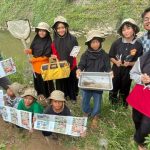 Para pelajar menjadi detektif sungai untuk teliti Sungai Brantas. Foto: Ecoton