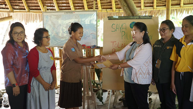 Survei mengungkapkan mayoritas warga Kabupaten Poso khawatir lingkungannya tercemar sampah plastik. Foto: Ecoton