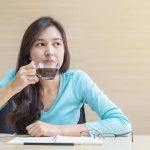 Ilustrasi menikmati kopi yang sehat. Foto: Freepik