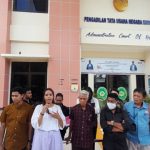 Sekelompok masyarakat di Kota Kupang NTT menggugat pemerintah dan DPRD ke PTUN imbas kebakaran TPA Alak. Foto: Walhi NTT
