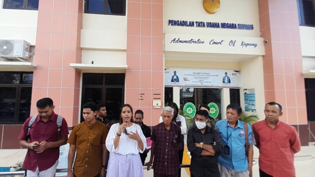 Sekelompok masyarakat di Kota Kupang NTT menggugat pemerintah dan DPRD ke PTUN imbas kebakaran TPA Alak. Foto: Walhi NTT
