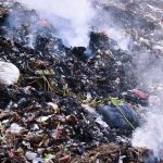 Ilustrasi membakar sampah. Foto: Freepik