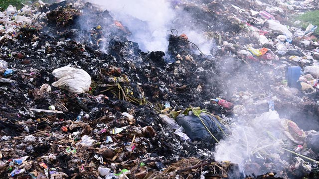 Ilustrasi membakar sampah. Foto: Freepik