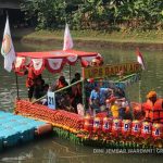 Perahu hias dari botol bekas berlayar di Kanal Banjir Timur (KBT), Jakarta Timur dalam rangka Hari Sungai. Foto: Dini Jembar Wardani