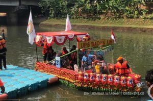 Perahu hias dari botol bekas berlayar di Kanal Banjir Timur (KBT), Jakarta Timur dalam rangka Hari Sungai. Foto: Dini Jembar Wardani