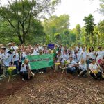 Belantara Foundation dan Merck Indonesia menanam lima jenis pohon dengan total 300 bibit pohon di Hutan Kota Cilangkap. Foto: Belantara Foundation