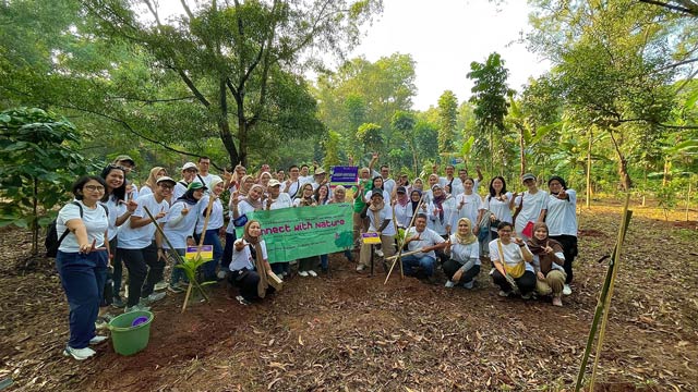 Belantara Foundation dan Merck Indonesia menanam lima jenis pohon dengan total 300 bibit pohon di Hutan Kota Cilangkap. Foto: Belantara Foundation